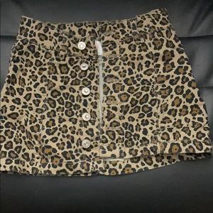 Leopard skirt with buttons. Size 4/5